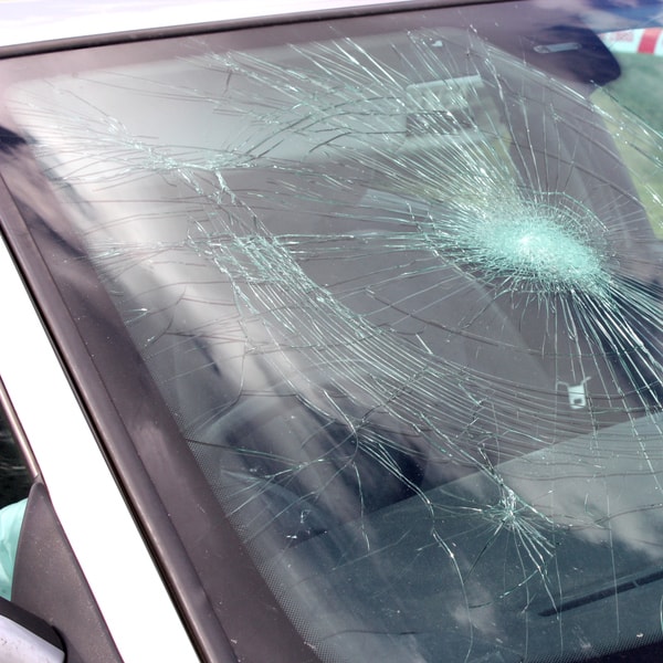 what auto glass replacement technician to call and what does it cost to fix windshield 